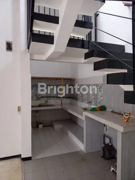 image RUMAH LUAS 4 KAMAR DI SULFAT | BISA JUAL ATAU SEWA (4)