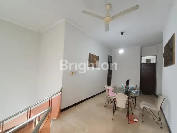 image RUMAH SIAP HUNI DI INTERCON KEBON JERUK JAKARTA BARAT (4)