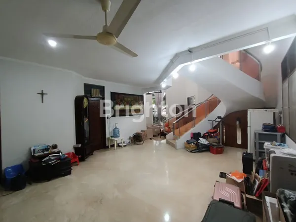 image RUMAH SIAP HUNI DI INTERCON KEBON JERUK JAKARTA BARAT (6)