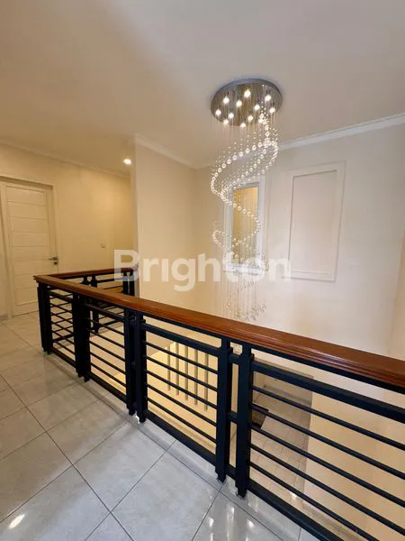 image JUAL CEPAT RUMAH 2 LANTAI HOEK BANCI BANGUNAN MANDIRI DI CLUSTER SIMPLICITY BSD (7)