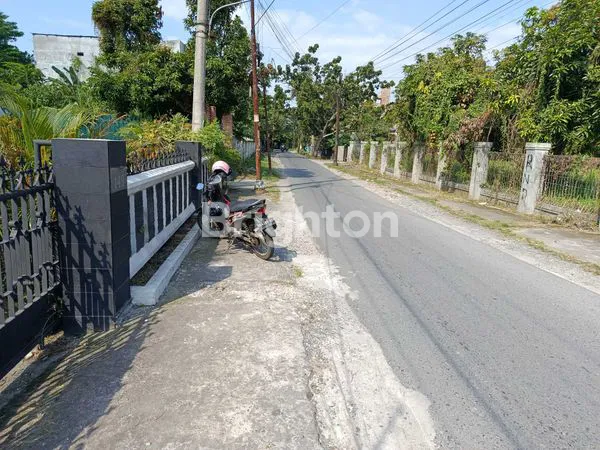image RUMAH CANTIK DI TEMPAT STRATEGIS SIAP PAKAI (8)