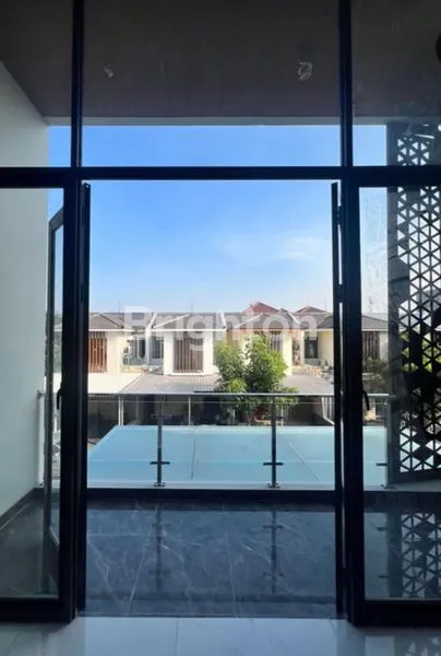 image RUMAH MINIMALIS SIAP HUNI 2 LANTAI DI DIAN ISTANA SURABAYA BARAT (5)