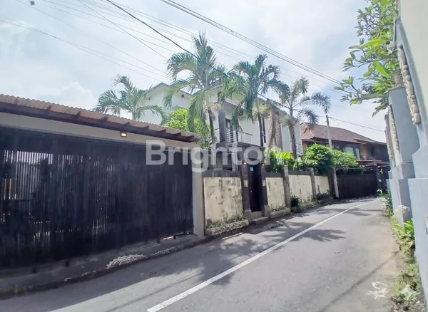 image RUMAH FULL FURNISHED SIAP HUNI LUAS  & NYAMAN COCOK UNTUK KELUARGA & EKSPATRIAT (1)