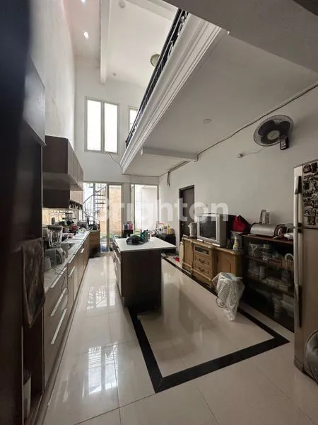 image RUMAH MEWAH 2 LANTAI DI MANYAR, LT 288M² (4)