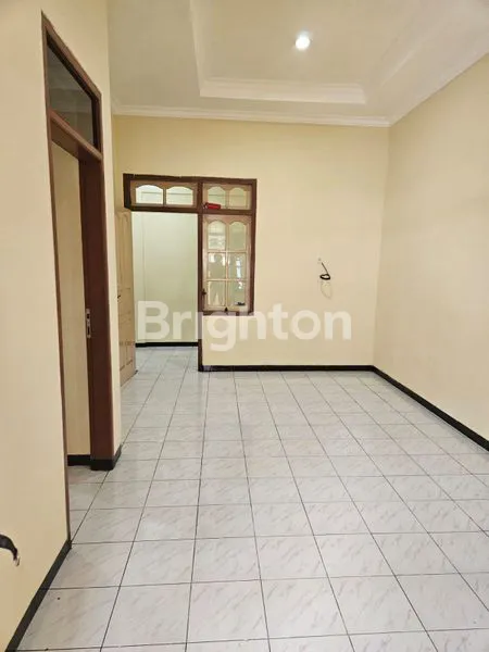 image DISEWAKAN RUMAH 2LT 4 KAMAR COCOK DIGUNAKAN SEBAGAI TEMPAT USAHA, KANTOR DAN JUGA TEMPAT TINGGAL (3)