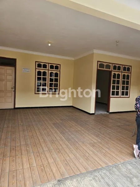image DISEWAKAN RUMAH 2LT 4 KAMAR COCOK DIGUNAKAN SEBAGAI TEMPAT USAHA, KANTOR DAN JUGA TEMPAT TINGGAL (2)