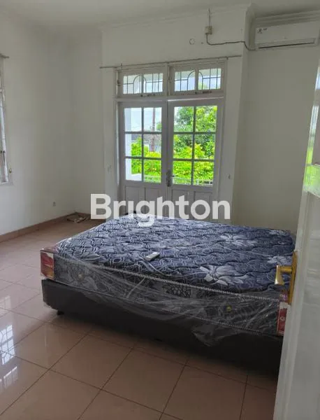 image DISEWAKAN RUMAH BESAR SEMIFURNISH TENGAH KOTA LOKASI DALAM PERUMAHAN BALIKPAPAN BARU AMAN NYAMAN HARGA NEGO (3)