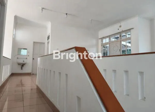 image DIJUAL RUMAH BESAR SEMIFURNISH TENGAH KOTA LOKASI DALAM PERUMAHAN BALIKPAPAN BARU AMAN NYAMAN HARGA NEGO (4)