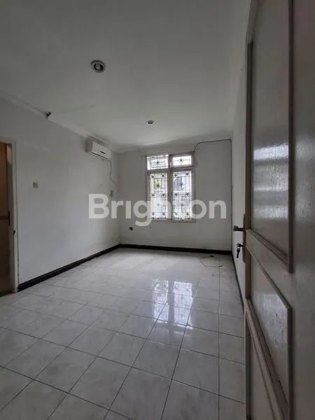 image DIJUAL RUMAH TENGAH KOTA LOKASI DALAM PERUMAHAN REGENCY AMAN NYAMAN HARGA NEGO (4)