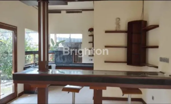 image RUMAH DENGAN KEBUN LUAS — TINGGAL DI KOTA, RASANYA SEPERTI VILLA (1)