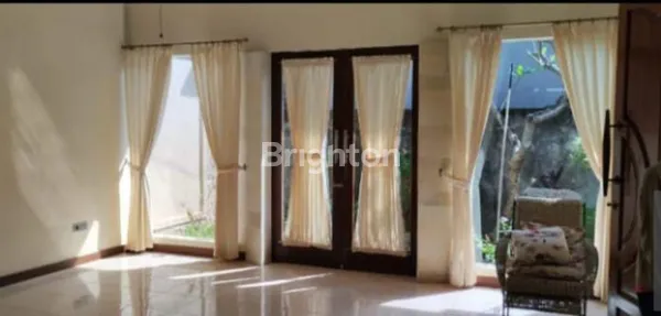 image RUMAH DENGAN KEBUN LUAS — TINGGAL DI KOTA, RASANYA SEPERTI VILLA (2)