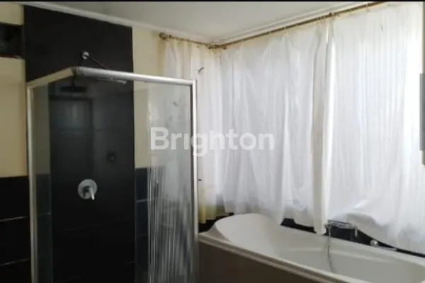 image RUMAH DENGAN KEBUN LUAS — TINGGAL DI KOTA, RASANYA SEPERTI VILLA (3)