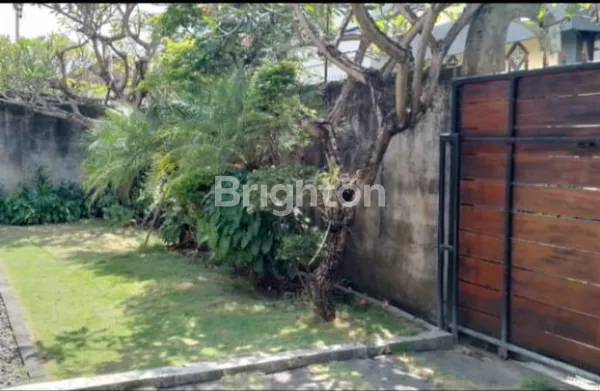 image RUMAH DENGAN KEBUN LUAS — TINGGAL DI KOTA, RASANYA SEPERTI VILLA (5)