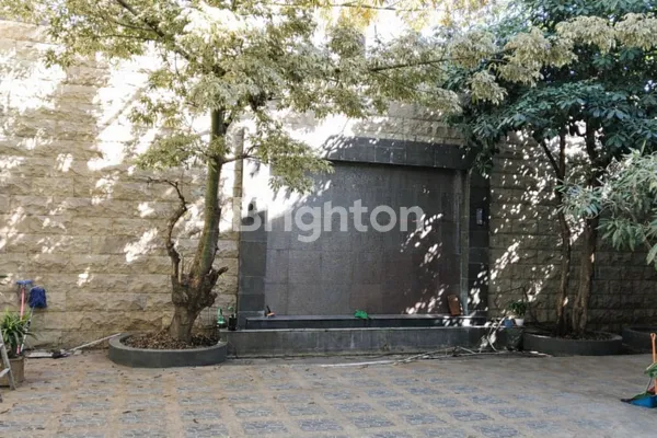 DISEWAKAN RUMAH / BANGUNAN STRATEGIS NOL JALAN RAYA JEMURSARI – SURABAYA