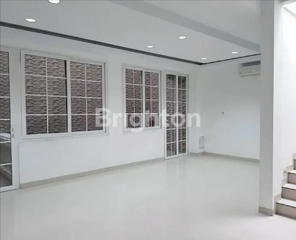 image DISEWAKAN RUMAH LEBAR 8 MTR DI KOMPLEK CEMARA ASI - FULL FURNISHED - KONDISI BAGUS & TERAWAT (8)