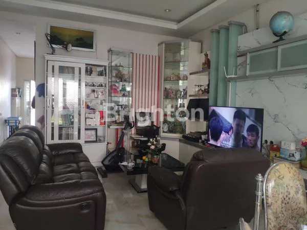 image HUNIAN & BISNIS: RUMAH MEWAH DENGAN 10 UNIT KOST (2)