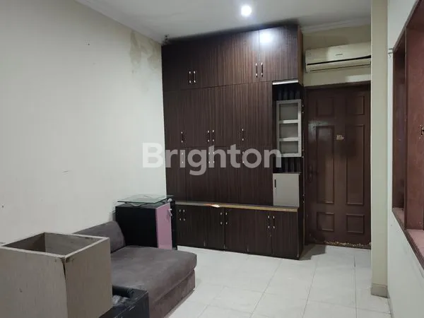 image RUMAH TINGGAL DUA SETENGAH LANTAI SIAP HUNI LOKASINYA SANGAT STRATEGIS AMAN DAN NYAMAN AKSES MUDAH KEMANA MANA SUNTER JAKARTA UTARA  (3)