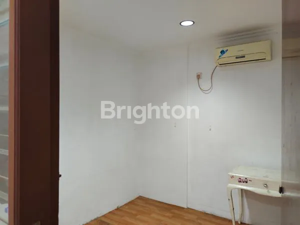 image RUMAH TINGGAL DUA SETENGAH LANTAI SIAP HUNI LOKASINYA SANGAT STRATEGIS AMAN DAN NYAMAN AKSES MUDAH KEMANA MANA SUNTER JAKARTA UTARA  (6)