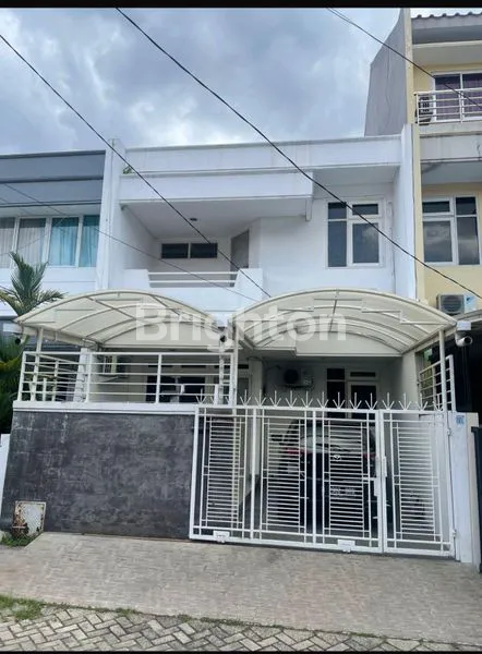 RUMAH DI TAMAN ARIES 2 LANTAI 3 KT , JAKARTA BARAT, AKSES MUDAH DAN LINGKUNGAN ASRI