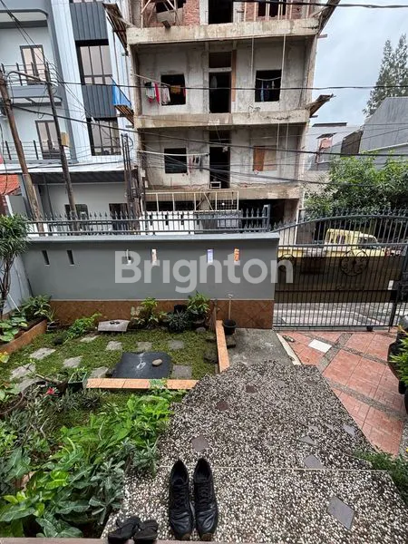 image HOT LISTING !! RUMAH LUAS DIJUAL SANGAT TERAWAT & SIAP HUNI !! COCOK UNTUK RUMAH KELUARGA (2)