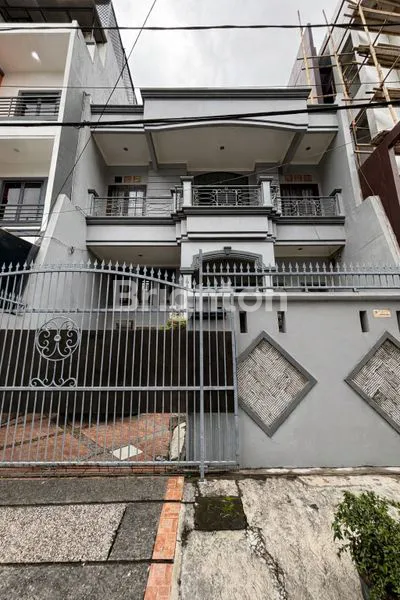 image HOT LISTING !! RUMAH LUAS DIJUAL SANGAT TERAWAT & SIAP HUNI !! COCOK UNTUK RUMAH KELUARGA (1)