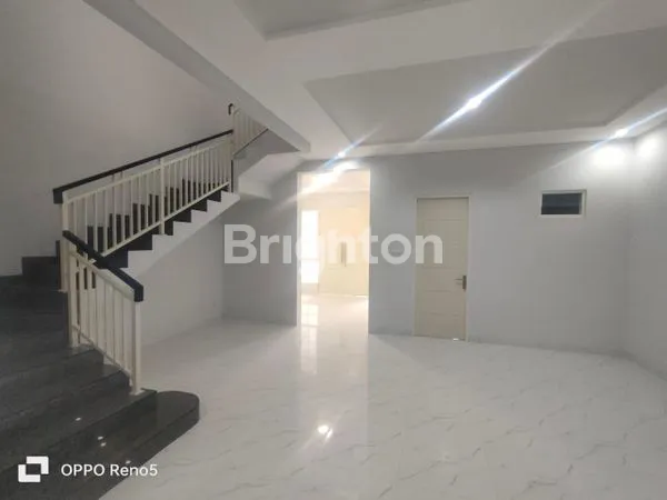 image RUMAH BARU 2 LANTAI, SHM, HADAP BARAT DI GAYUNG KEBONSARI (6)