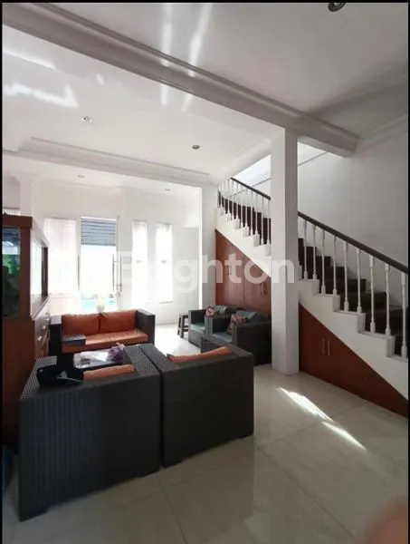 image HUNIAN MEWAH DENGAN KOLAM RENANG PRIBADI DI JAGAKARSA (3)