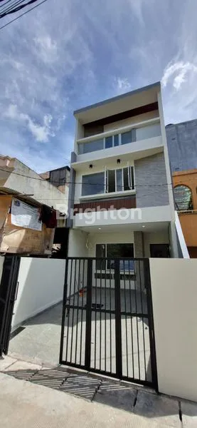 image RUMAH BARU 3 LANTAI MINIMALIS DURI KEPA  DEKAT TANJUNG DUREN  (1)