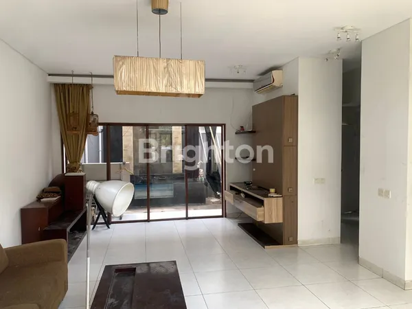 image DIJUAL CEPAT RUMAH 2 LANTAI DI JGC CLUSTER ALAMANDA CAKUNG JAKARTA TIMUR – SHM, SEMI FURNISH (3)