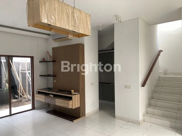 image DIJUAL CEPAT RUMAH 2 LANTAI DI JGC CLUSTER ALAMANDA CAKUNG JAKARTA TIMUR – SHM, SEMI FURNISH (4)