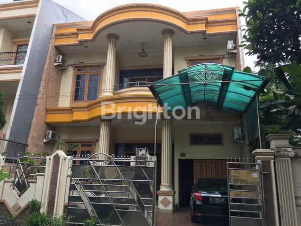 image RUMAH FULL FURNISH CENGKARENG 2 LANTAI GARASI 3 MOBIL (1)