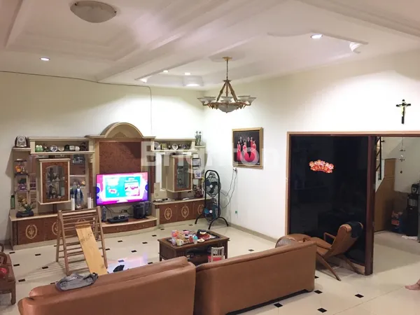 image RUMAH FULL FURNISH CENGKARENG 2 LANTAI GARASI 3 MOBIL (2)