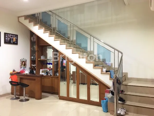 image RUMAH FULL FURNISH CENGKARENG 2 LANTAI GARASI 3 MOBIL (7)