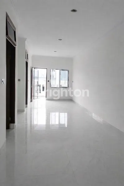 image RUMAH MODERN 3 LANTAI DI PADEMANGAN JAKARTA UTARA  - LT 90 LB 270 (2)