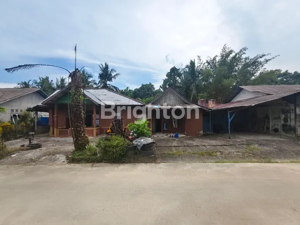 image TANAH HAMPIR 600 METER PERSEGI DENGAN 2 BANGUNAN RUMAH DI ATASNYA DI SANGA-SANGA (1)