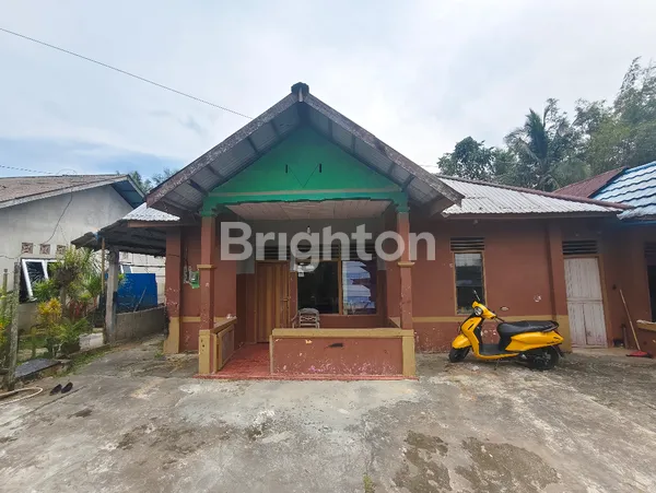 image TANAH HAMPIR 600 METER PERSEGI DENGAN 2 BANGUNAN RUMAH DI ATASNYA DI SANGA-SANGA (2)