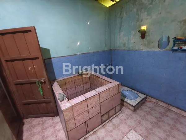 image TANAH HAMPIR 600 METER PERSEGI DENGAN 2 BANGUNAN RUMAH DI ATASNYA DI SANGA-SANGA (4)