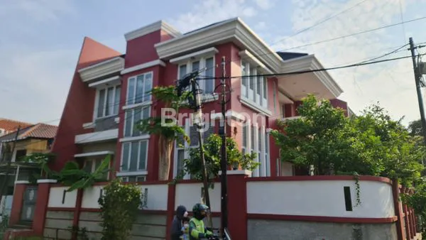 image RUMAH MEWAH 3 LANTAI FULLY FURNISHED DI GREEN VILLE (1)