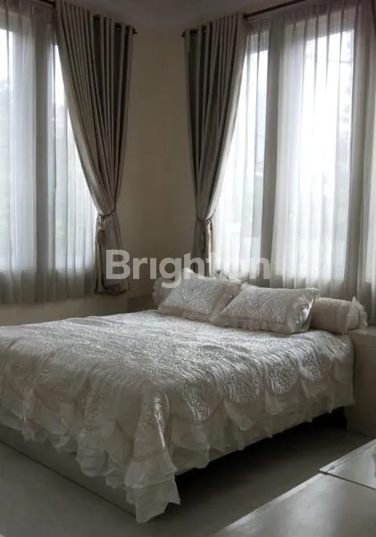 image RUMAH MEWAH 3 LANTAI FULLY FURNISHED DI GREEN VILLE (6)