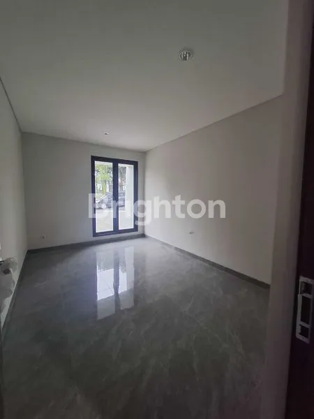 image DI JUAL RUMAH 2 LANTAI, SIAP HUNI, CANTIK, STRATEGIS, AMAN DAN NYAMAN (8)