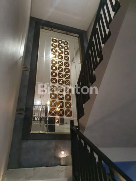 image RUMAH MEWAH 3 LANTAI FULL FURNISHED & POOL DI CITRALAND (2)