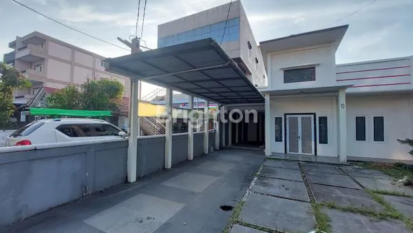 image RUMAH CANTIK TEPI JALAN HALAMAN LUAS PONTIANAK KOTA (1)