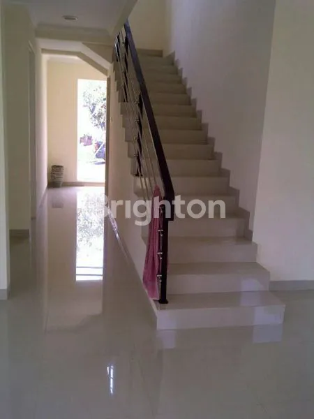 image DIJUAL RUMAH MEWAH SERASA VILLA DI SENTUL CITY (3)