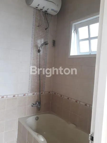 image DISEWAKAN RUMAH 2 LANTAI DI KOTA WISATA (7)