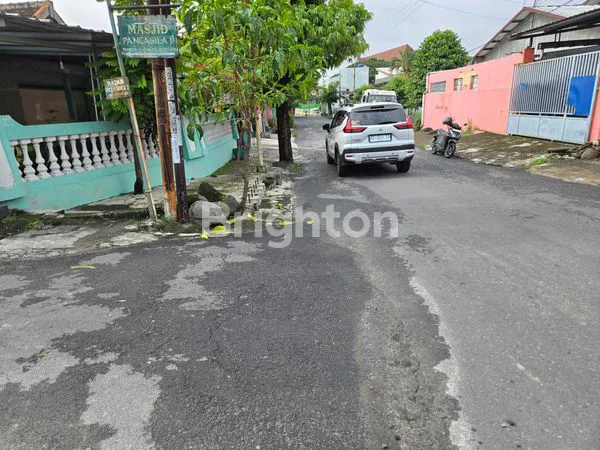 image RUMAH HITUNG TANAH !! LOKASI PREMIUM DI DEKAT KAMPUS-KAMPUS SOLO !! (3)
