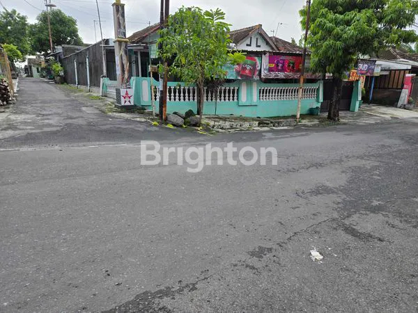 image RUMAH HITUNG TANAH !! LOKASI PREMIUM DI DEKAT KAMPUS-KAMPUS SOLO !! (2)