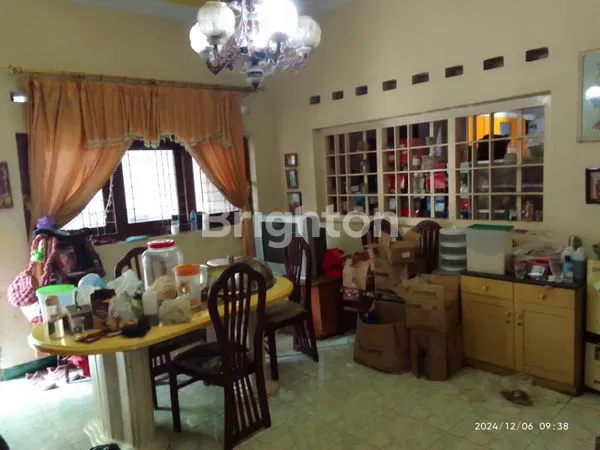 image RUMAH SIAP HUNI DENGAN TANAH LUAS DAN BANGUNAN TOKO 2 LANTAI DI JOMBANG (3)