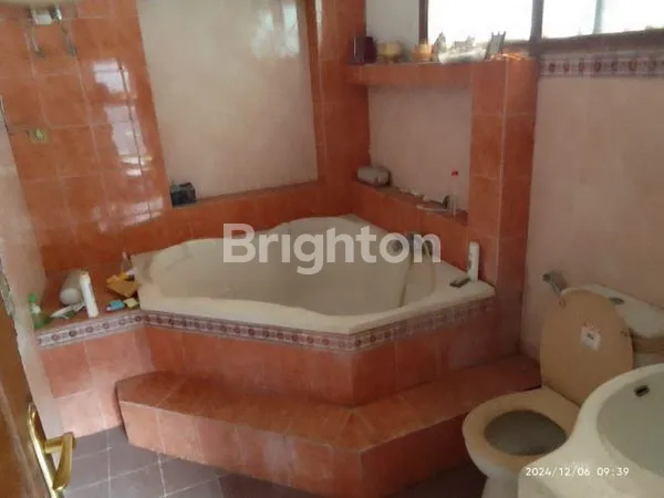 image RUMAH SIAP HUNI DENGAN TANAH LUAS DAN BANGUNAN TOKO 2 LANTAI DI JOMBANG (6)