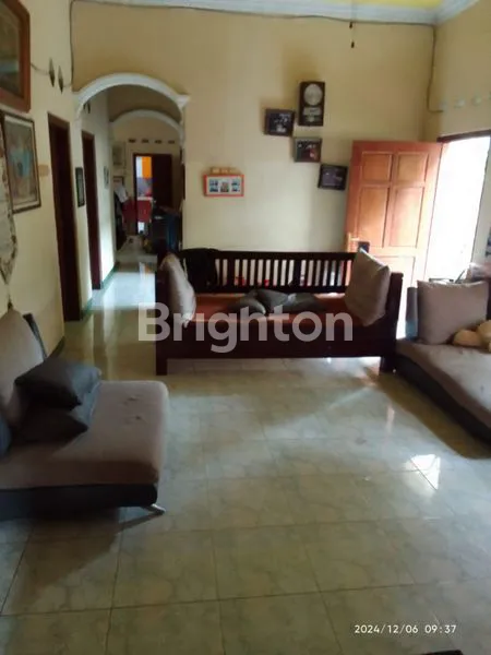 image RUMAH SIAP HUNI DENGAN TANAH LUAS DAN BANGUNAN TOKO 2 LANTAI DI JOMBANG (5)