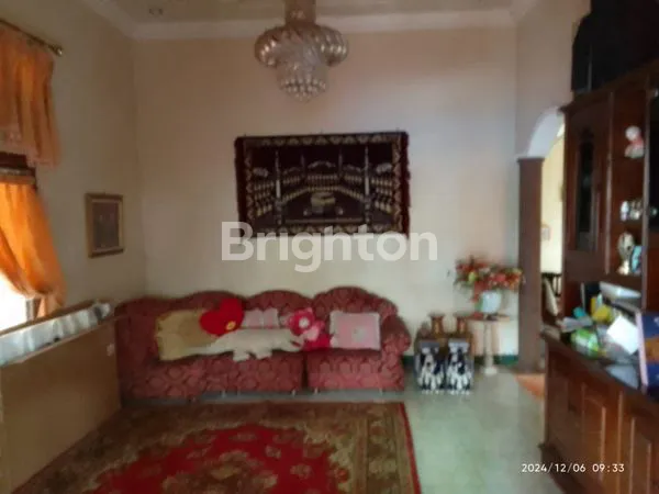 image RUMAH SIAP HUNI DENGAN TANAH LUAS DAN BANGUNAN TOKO 2 LANTAI DI JOMBANG (7)